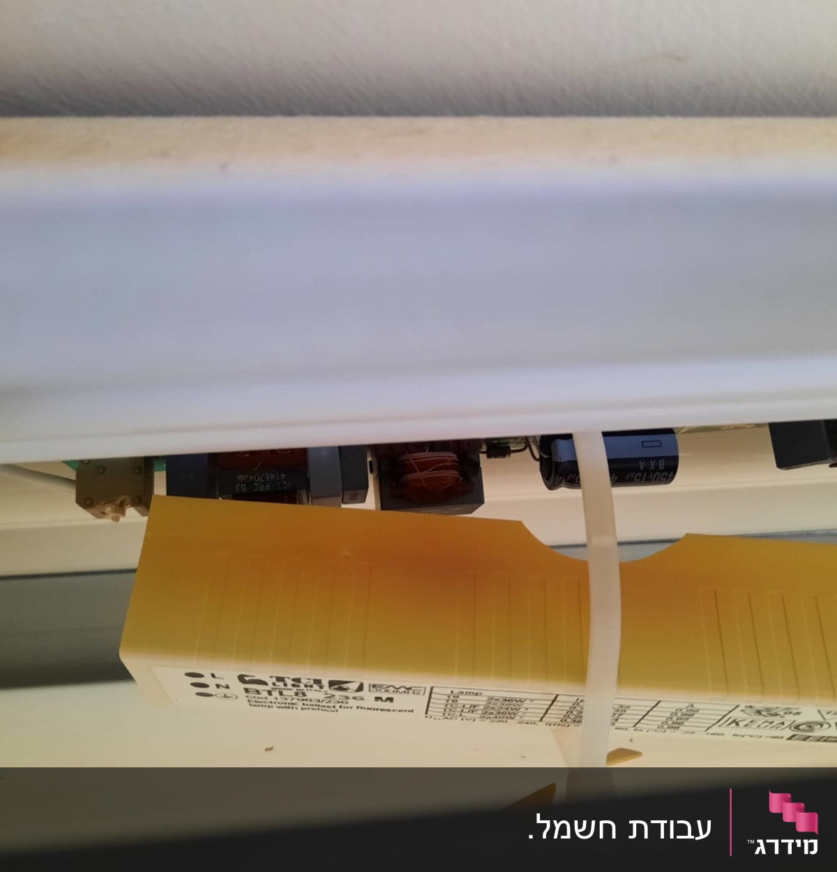 רכיבים חשמליים ומחברים בתוך תיבת חיבורים